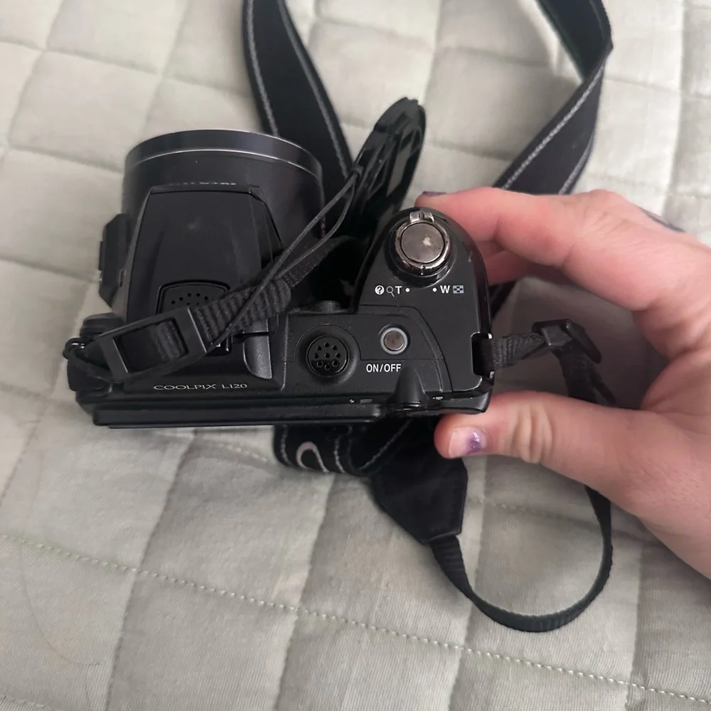 Nikon Coolpix Sleek Black Camera (Needs Repaired)